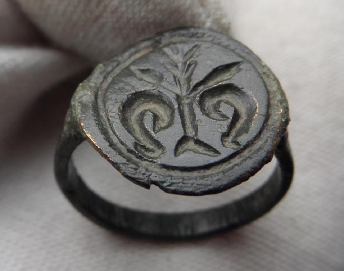 Late medieval seal ring with Fleur de Lys (1 of 4)