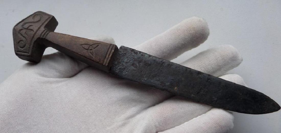 Medieval Viking Iron Knife Thor hammer shaped handle: Medieval Viking Iron Knife Thor hammer shaped handle (reconstructed Bone Handle). Origin: North Europe. Date: 8-11th century. Materials: iron and bone. Size: 15 cm ( 6 inch) Reserve: $150.00 Shipping: