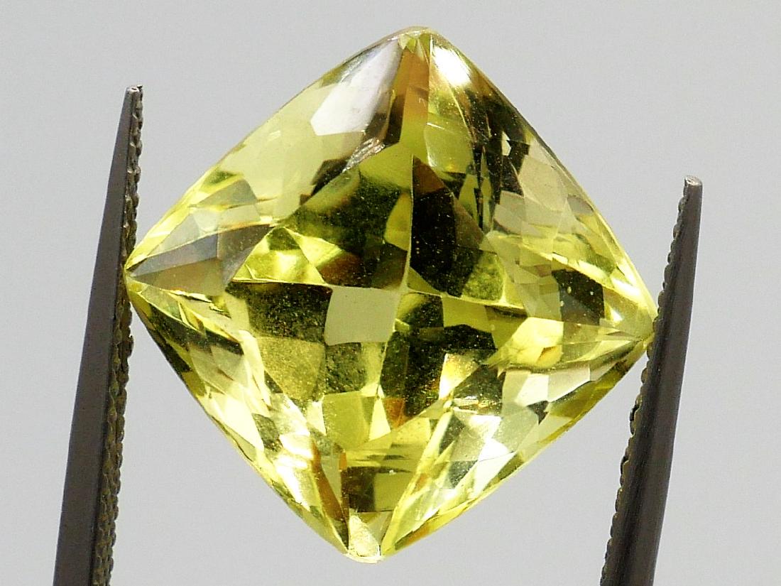 Lemon Quartz of 13.91 ct: No Reserve! Title: Lemon Quartz of 13.91 ct Color/Clarity: Yellow Gemstone Type: Lemon Quartz Carat Weights: 13.91 Size/Dimensions: 13.82 x 13.79 x 11.78 mm Additional Information: Fine Quality. Squar