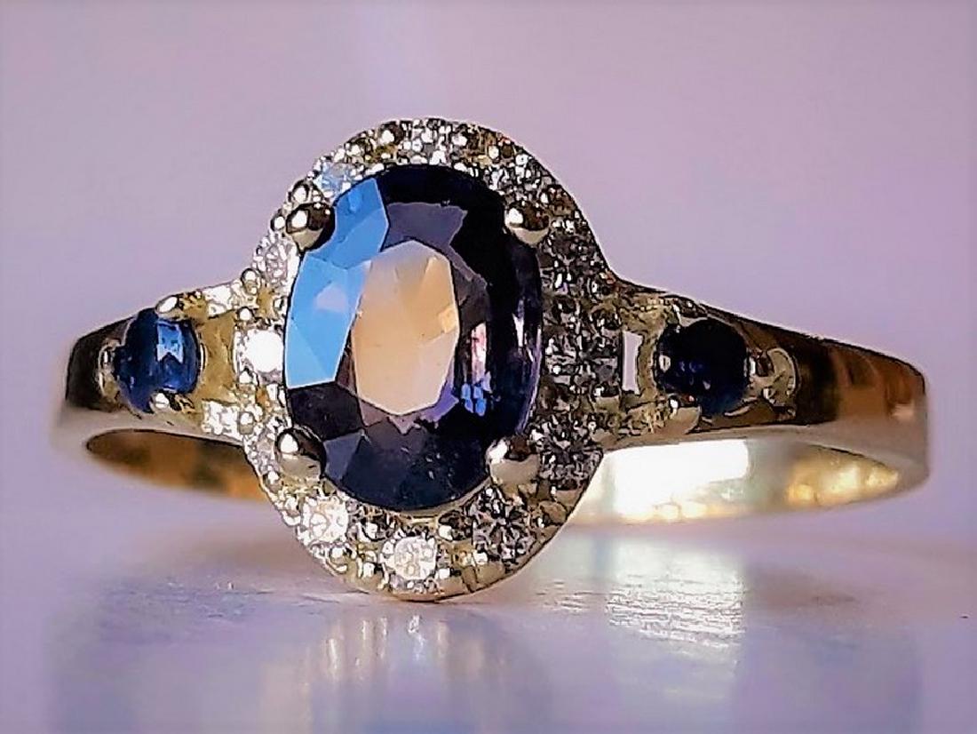 New Rosette with precious violet blue Sapphire and 12: Reserve Reduced! Ring with splendid transparent blue central sapphire of very good quality with shades of violet, 2 lateral sapphires and 12 diamonds forming a beautiful rosette, a classic modernized 