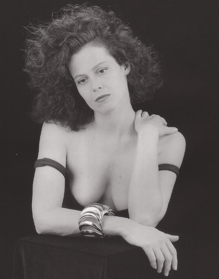 MAPPLETHORPE - Sigourney Weaver, 1988: Artist: MAPPLETHORPE Print Title: Sigourney Weaver, 1988 Medium: Duotone Engraving Printed 1989 in the US Image size (inches) approx. 10.5 x 8.5Â” Robert Mapplethorpe was an American photographer, 