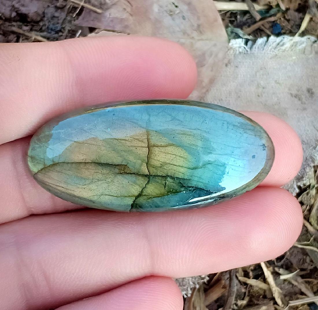56.55 Carat Beautiful Natural Labradorite Cab: Reserve Reduced! Title: 56.55 Carat Beautiful Natural Labradorite Cab Color/Clarity: None Gemstones: Labradorite Carat Weights: 56.55 Carat Size/Dimensions: 44x20x7 mm Origin: Africa Treatment: Natura