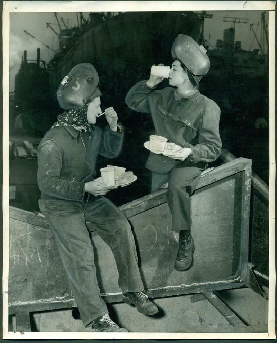 1945 WWII ERA PRESS PHOTO FEMALE WELDER s LUNCH: 1945 WWII ERA PRESS PHOTO FEMALE WELDER s LUNCH BROOKLYN SHIPYARD Rosie Riveter Description: 1945 WWII Era Press Photo; Olive De Long and Ruth Nagel - welders at Brooklyn Todd Shipyards - eating lunch