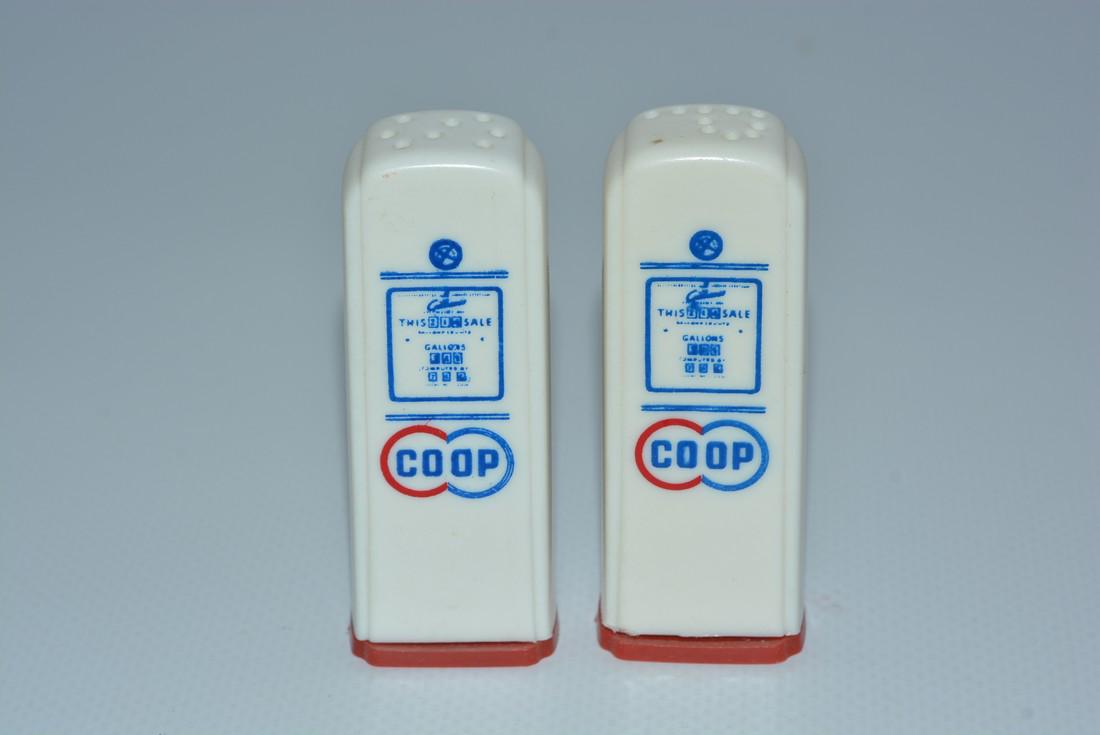 Co-op (double-circle) Plastic Gas Pump Salt & Pepper (1 of 2)