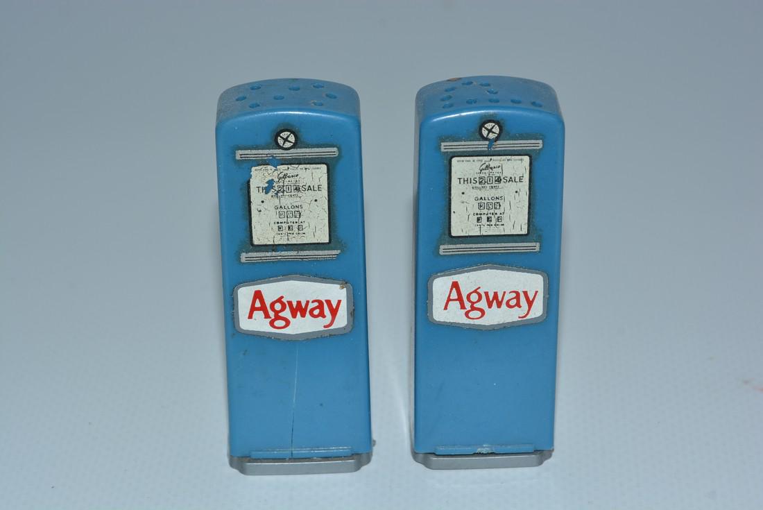 Agway Plastic Gas Pump Salt & Pepper Shaker Set (1 of 2)