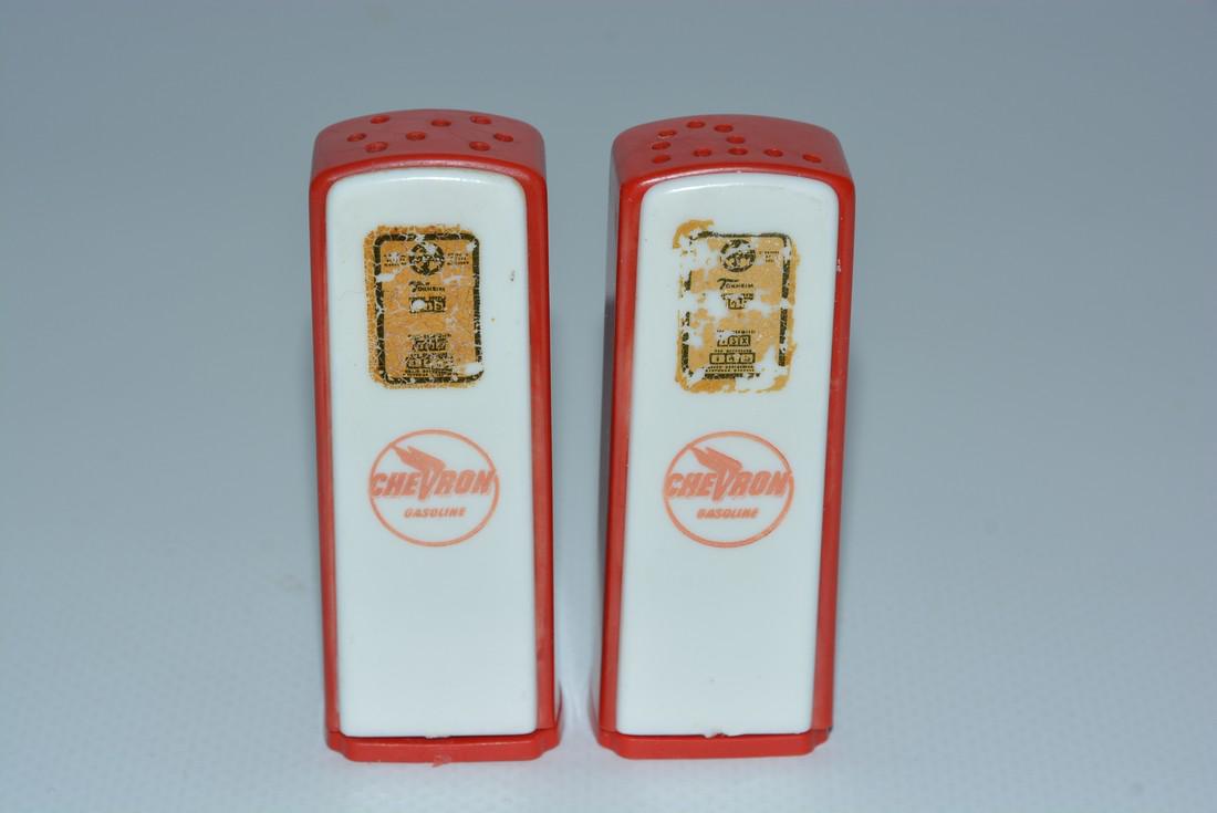 Chevron Plastic Gas Pump Salt & Pepper Shaker Set (1 of 2)