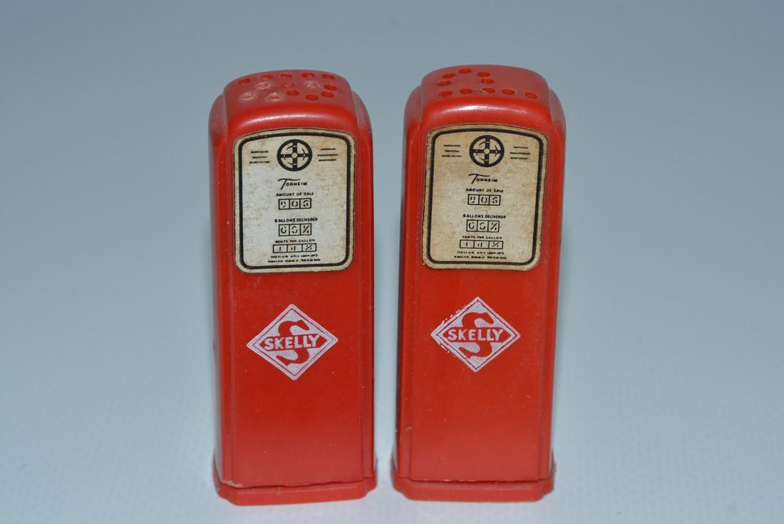 Skelly Plastic Gas Pump Salt & Pepper Shaker Set (1 of 2)