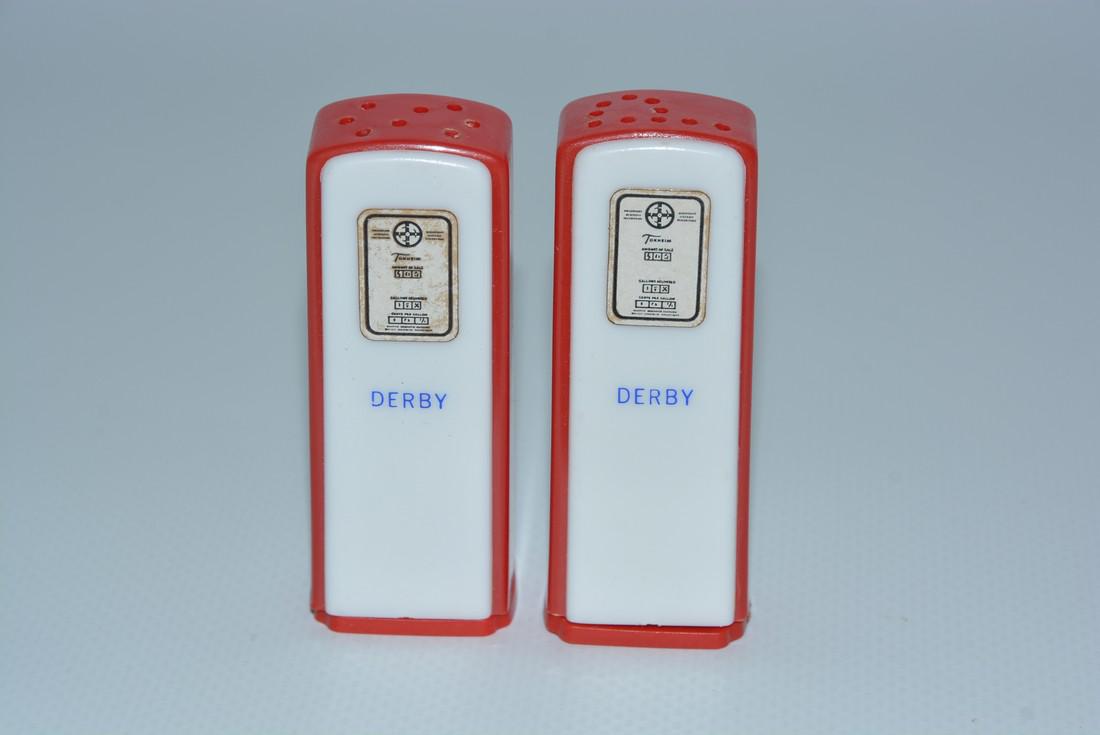 Derby Plastic Gas Pump Salt & Pepper Shaker Set (1 of 2)