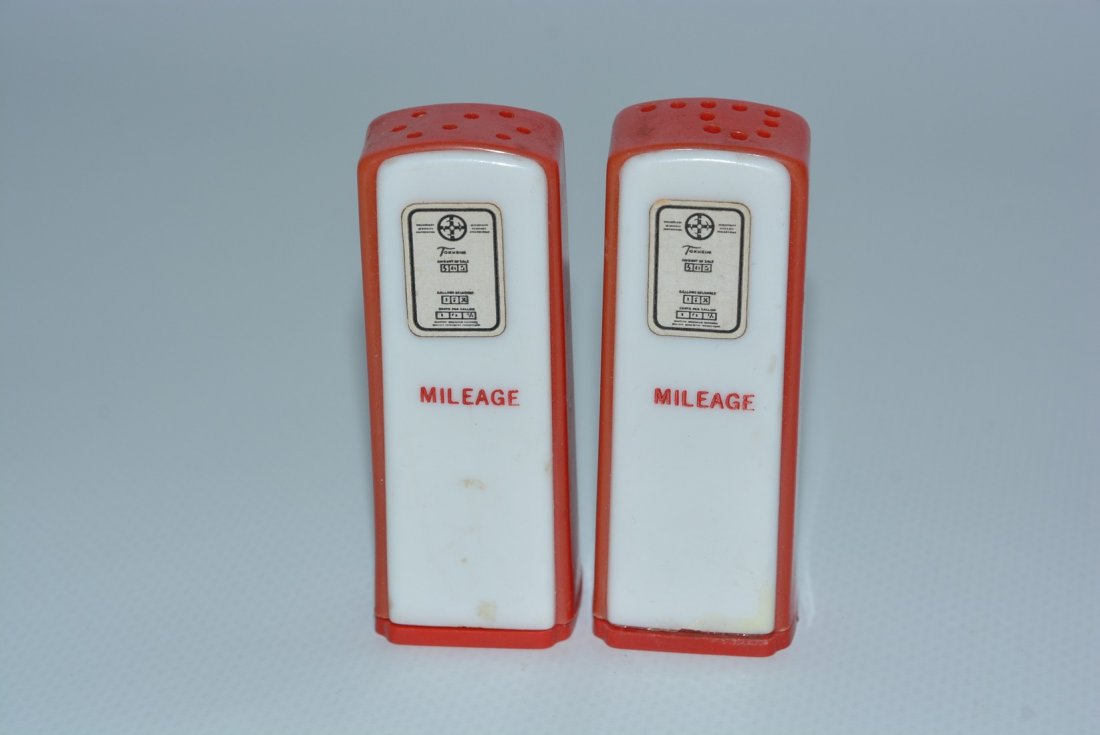 Mileage Plastic Gas Pump Salt & Pepper Shaker Set (1 of 2)