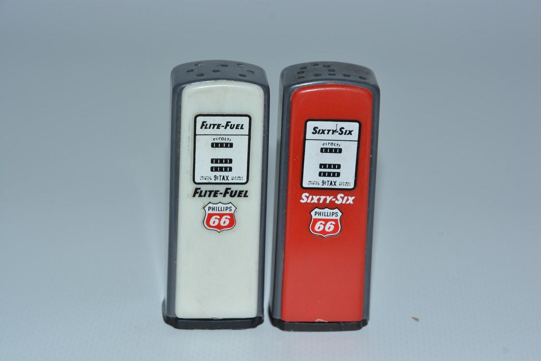 Phillips 66 Plastic Gas Pump Salt & Pepper Shaker Set (1 of 1)