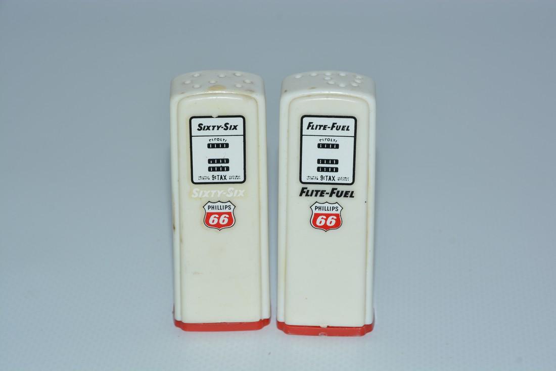 Phillips 66 Plastic Gas Pump Salt & Pepper Shaker Set (1 of 2)