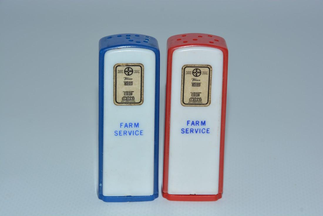Farm Service Plastic Gas Pump Salt & Pepper Shaker Set (1 of 1)