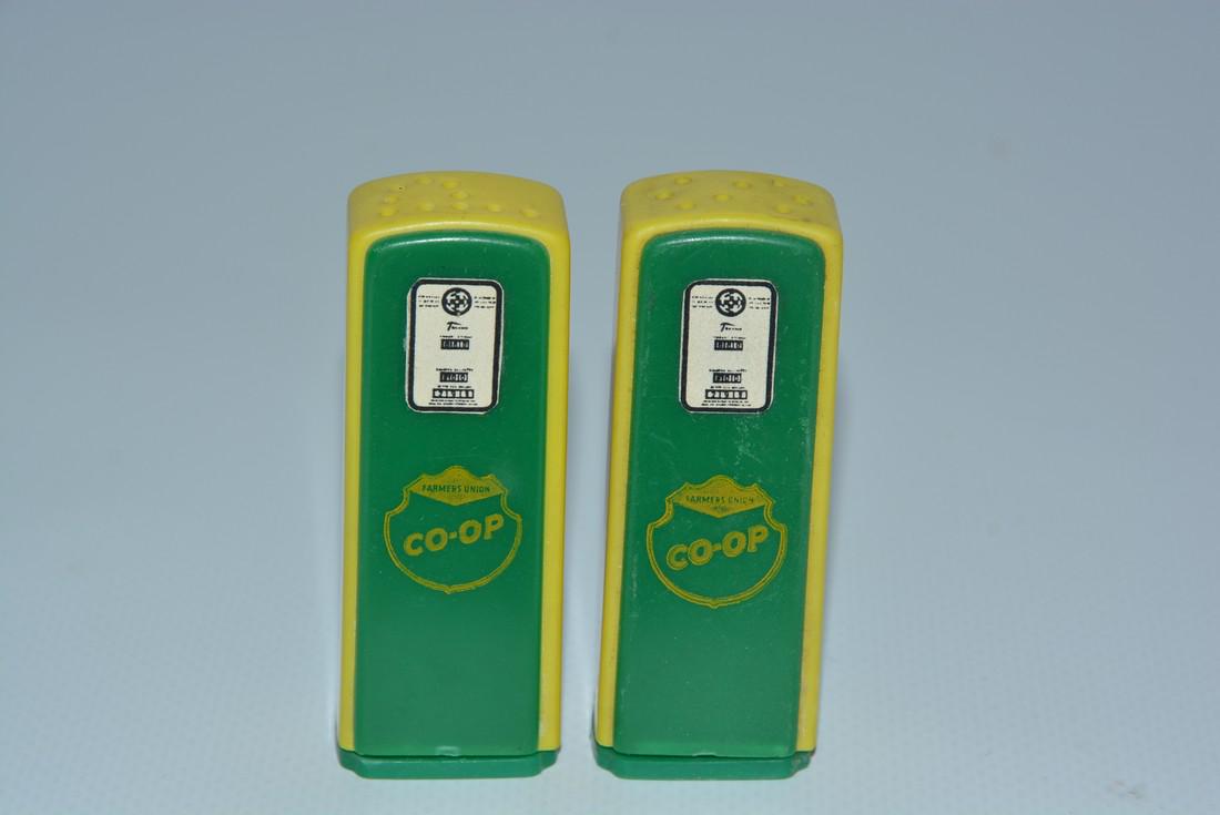 Co-op Gas Plastic Pump Salt & Pepper Shaker Set (1 of 2)
