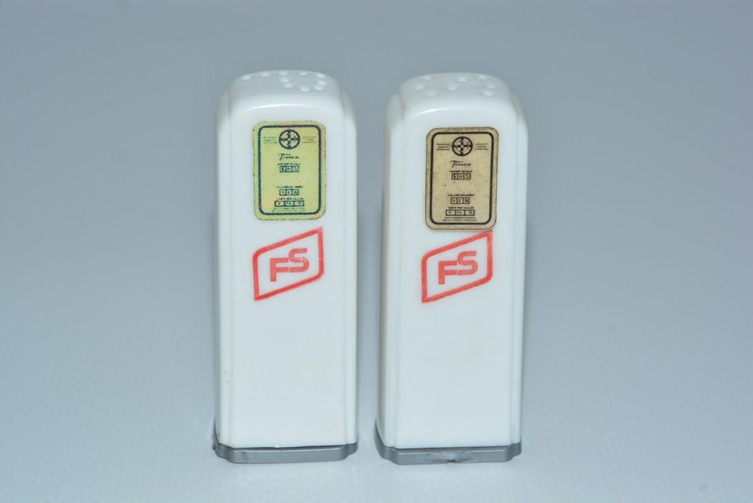 FS Plastic Gas Pump Salt & Pepper Shaker Set (1 of 2)