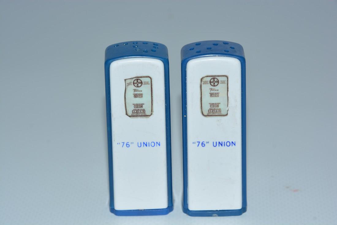 76 Union Plastic Gas Pump Salt & Pepper Shaker Set (1 of 2)