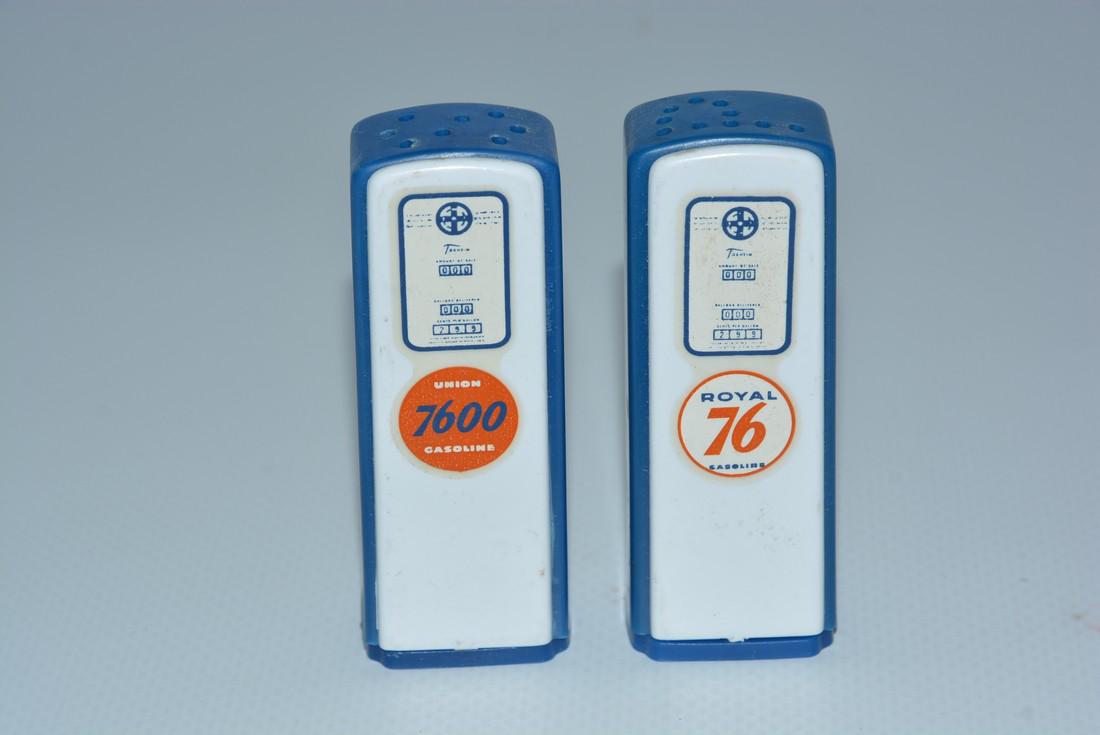(Union) Royal 76 & 7600 Plastic Gas Pump Salt & Pepper (1 of 1)