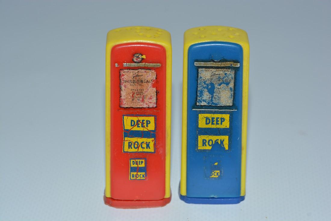Deep Rock Plastic Gas Pump Salt & Pepper Shaker Set (1 of 2)