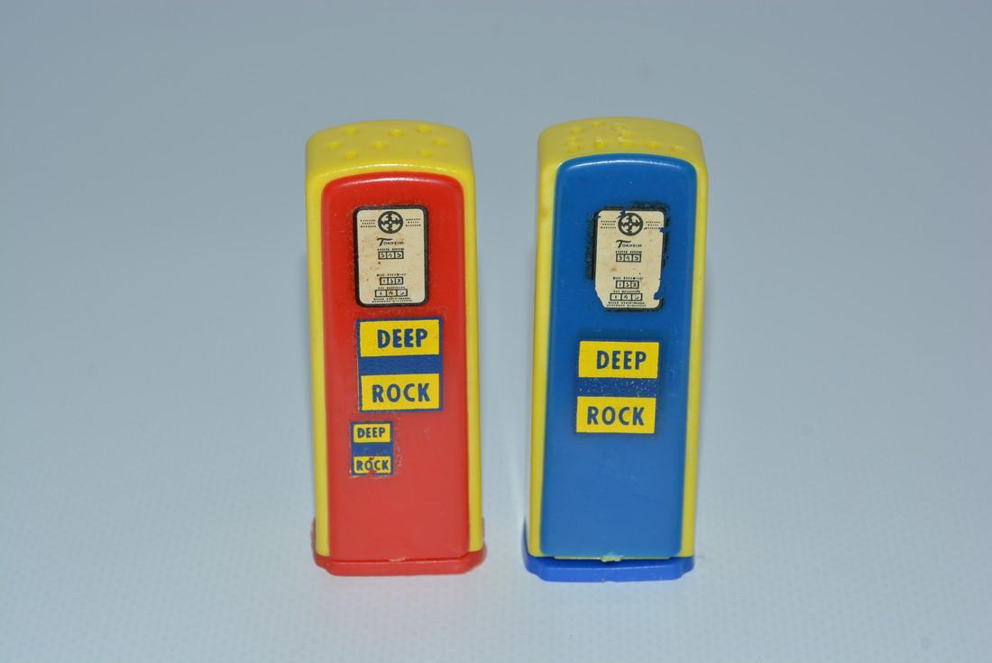 Deep Rock Plastic Gas Pump Salt & Pepper Shaker Set (1 of 1)