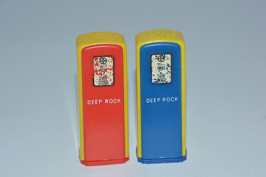 Deep Rock Plastic Gas Pump Salt & Pepper Shaker Set (1 of 2)