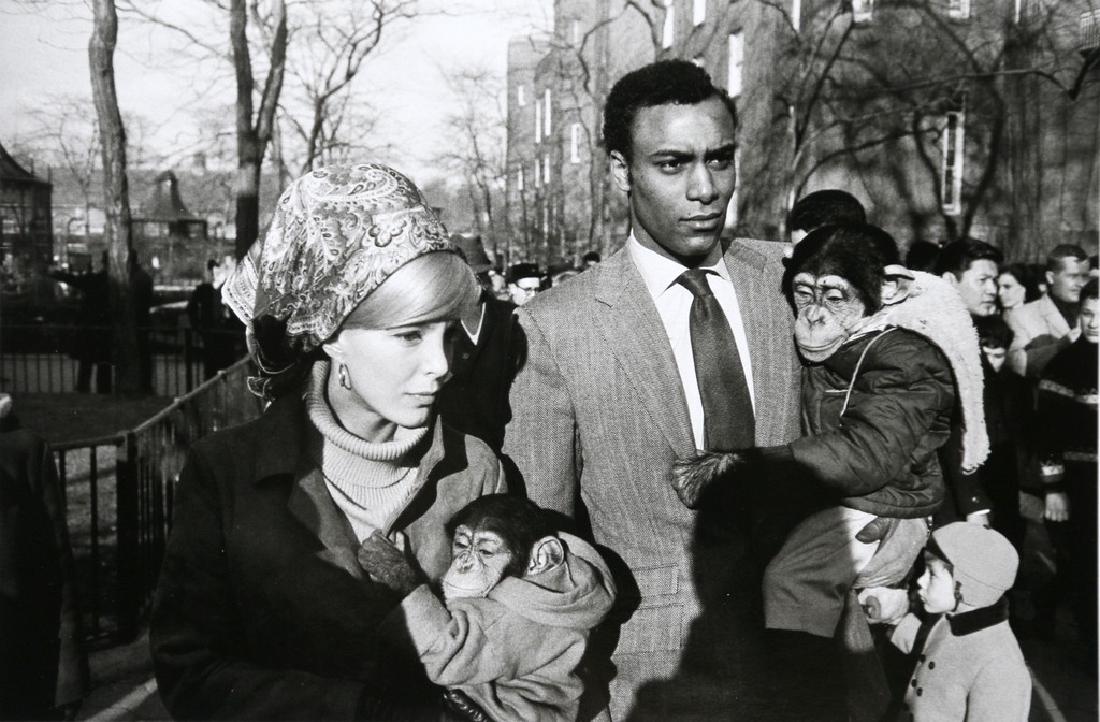 GARRY WINOGRAND - Central Park Zoo.New York City, 1967: Artist: Garry Winogrand Title: Central Park Zoo.New York City, 1967 Date Printed: 2008 Medium: Photo Litho with Copyright Estate of Garry Winogrand Printer Location: Italy Size: 14.5x22 cm - 5.7x8.5 i