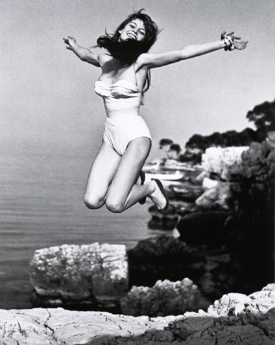 PHILIPPE HALSMAN - Brigitte bardot.La Madrague,1955 (1 of 1)