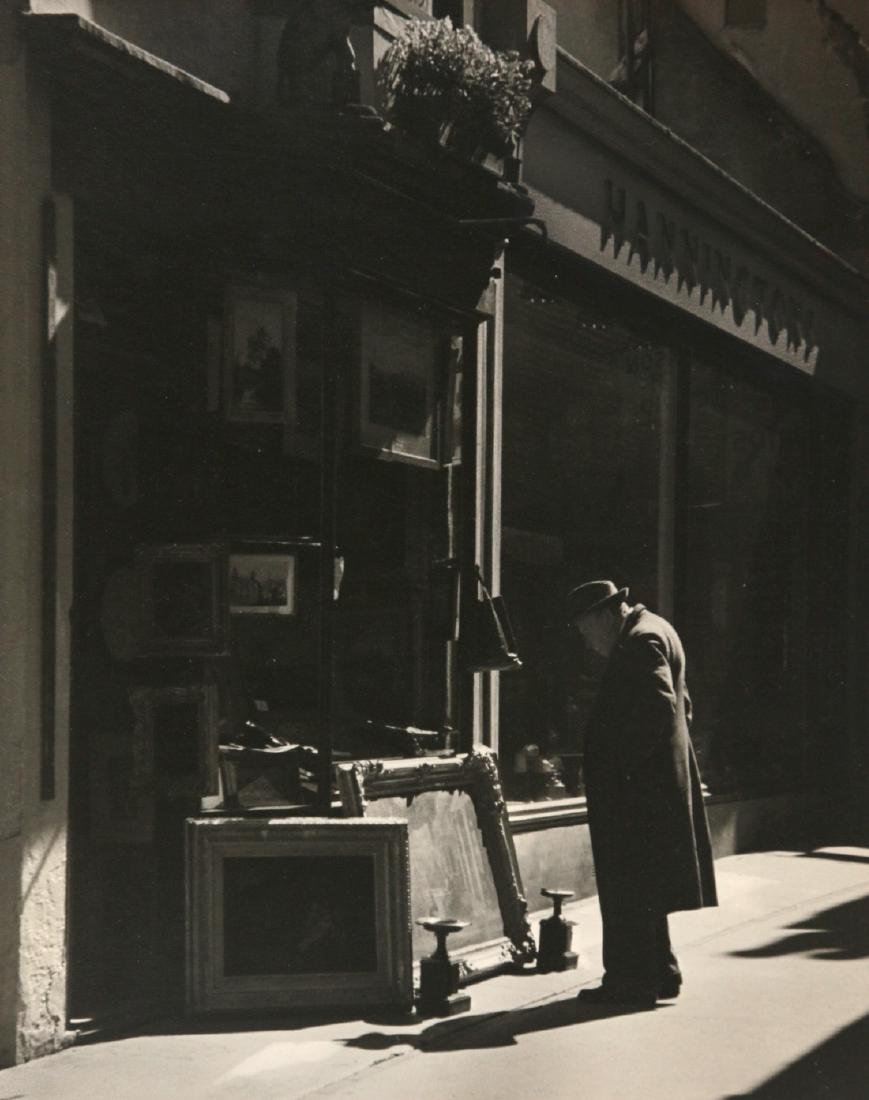 John Gibson - London street scene, c.1950s: Artist: John Gibson Title: London street scene, c.1950s Printed Date: 1950s Medium: Gelatin Silver Print Printer Location: Dimensions: 23 x 19 cm - 9 x 7.5 inch Reserve: $20.00 Shipping: Domestic: Fl