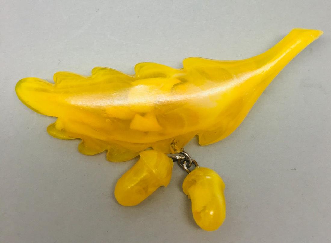 Vintage Brooch made from Amber coloured bakelite: Title: Vintage Brooch made from Amber coloured bakelite Gemstones: Amber coloured bakelite Weight: 5.4 grams Size: 72.4 mm length Additional Information: yellow egg yolk colour Reserve: $35.00 Ship