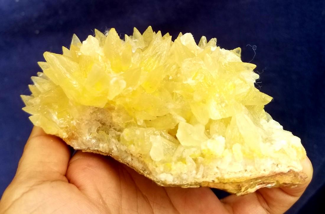 469.3 Grams Supreme Quality Dog Teeth Calcite: Title: 469.3 Grams Supreme Quality Dog Teeth Calcite Termianted Crystals Origin: Pakistan Weight: 469 gram s Reserve: $25.00 Shipping: Domestic: Flat-rate of $35.00 to anywhere within the contiguous
