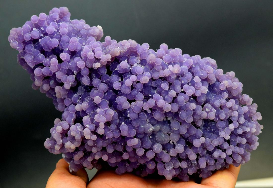612 Gram Double Sided Natural Chalcedony / Grape Agate: 612 Gram Double Sided Natural Chalcedony / Grape Agate from Indonesia Weight : 612 Gram Dimension - 150*84*80 mm Treatment :Natural Locality : Indonesia DHL EXPRESS SHIPPING; 612 Gram Double Sided Nat