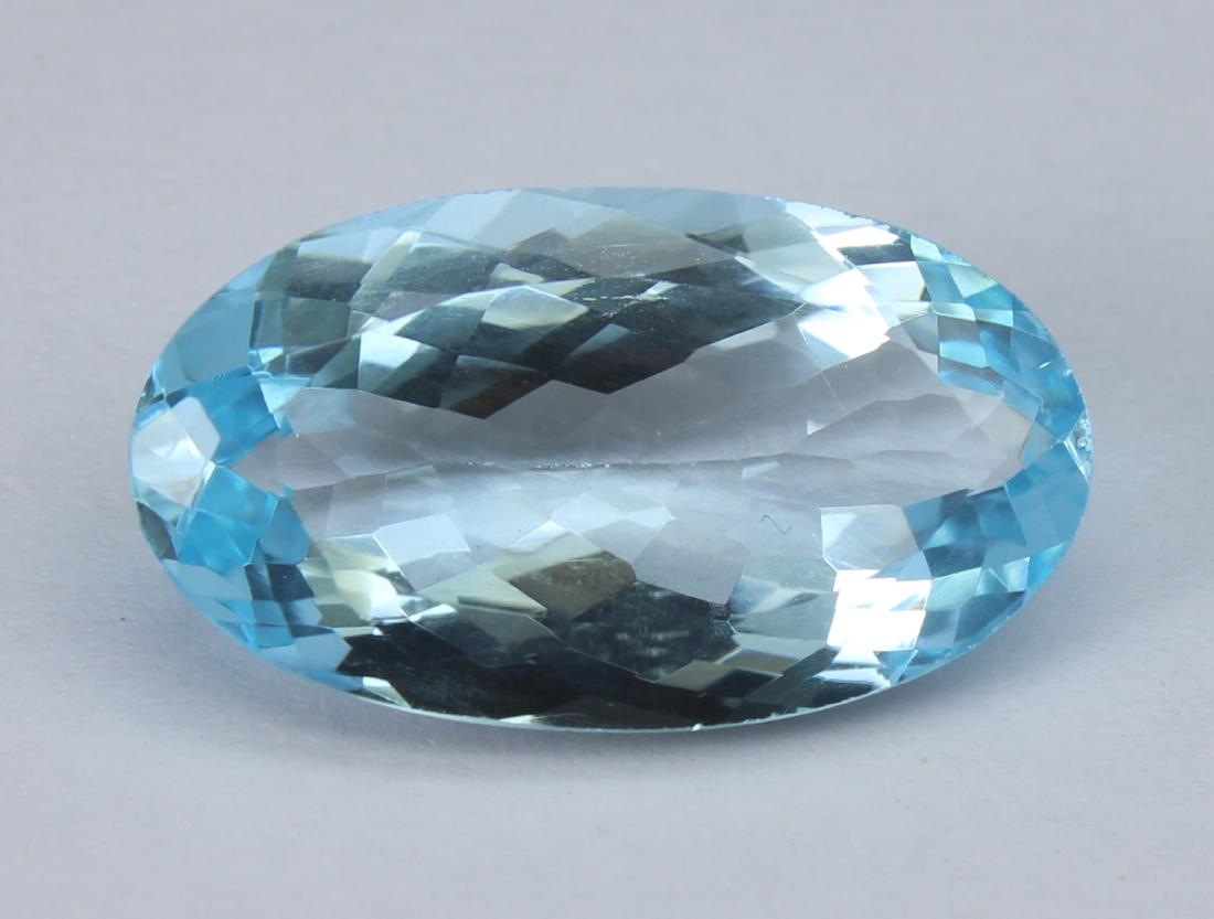 8.17 CT Natural Blue Topaz: No Reserve! "Gemstone : Natural Blue Topaz Origin : Brazil Weight : 8.17 Carats Dimensions : 17.9x10.1x5.7 mm Shape : Oval Cut Color : Sky Blue Transparency : Transparent Clarity : No visibl