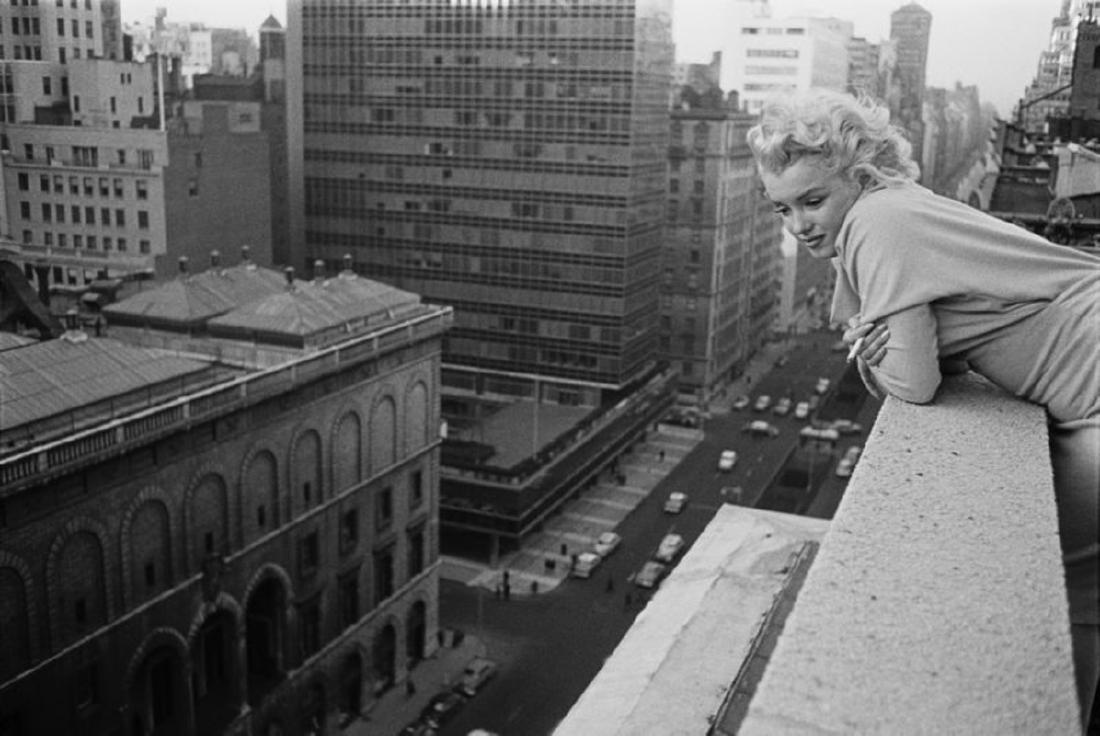 Marilyn On The Roof: Artist: Ed Feingersh Title: Marilyn On The Roof Medium: Silver Gelatin Year: 1955 Height/Width: 16x20 in Description: American actress Marilyn Monroe (1926 – 1962) leans over the balcony of the Amba