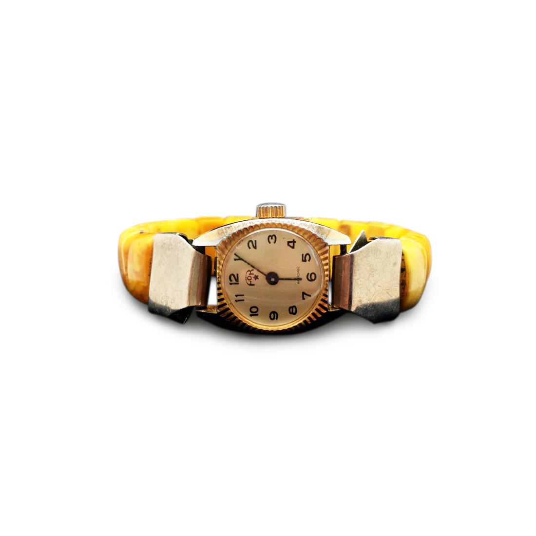 Vintage amber watch 17 jewels (Rubies): Title: Vintage amber watch 17 jewels (Rubies) Gemstones: Baltic Amber Weight: 24,5 grams Size: 8 x 14 mm Reserve: $240.00 Shipping: Worldwide: Flat-rate of $30.00 DHL Express to anywhere in the world.