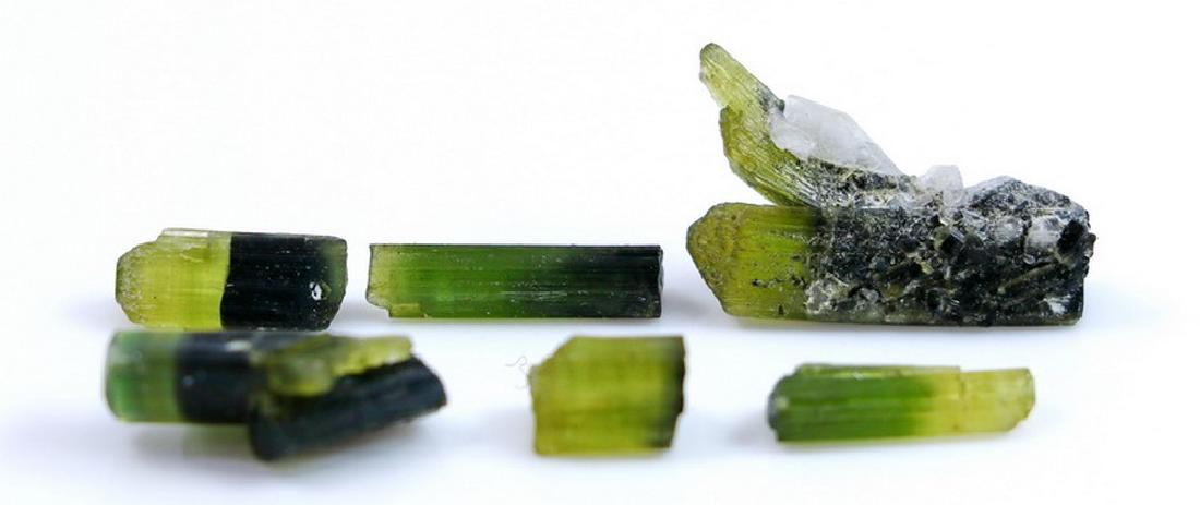 Natural & Unheated~Green Cap Tourmaline Crystal Lot: Title: Natural & Unheated~Green Cap Tourmaline Crystal Lot Color/Clarity: Green Gemstone Type: Crystal Carat Weights: 30.60 CT Size/Dimensions: 23x15x8 mm Reserve: $15.00 Shipping: Domestic: Flat-rate