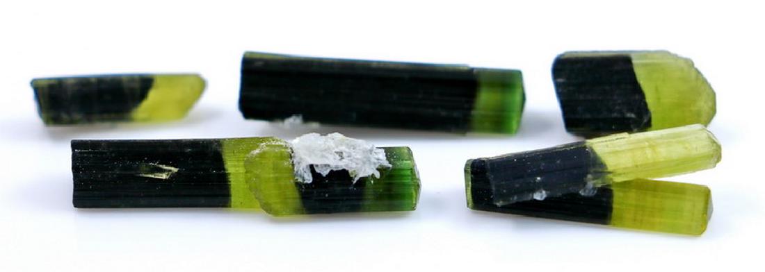Natural & Unheated~Green Cap Tourmaline Crystal Lot: Title: Natural & Unheated~Green Cap Tourmaline Crystal Lot Color/Clarity: Green Gemstone Type: Crystal Carat Weights: 30.70 CT Size/Dimensions: 29x8x7 mm Reserve: $15.00 Shipping: Domestic: Flat-rate