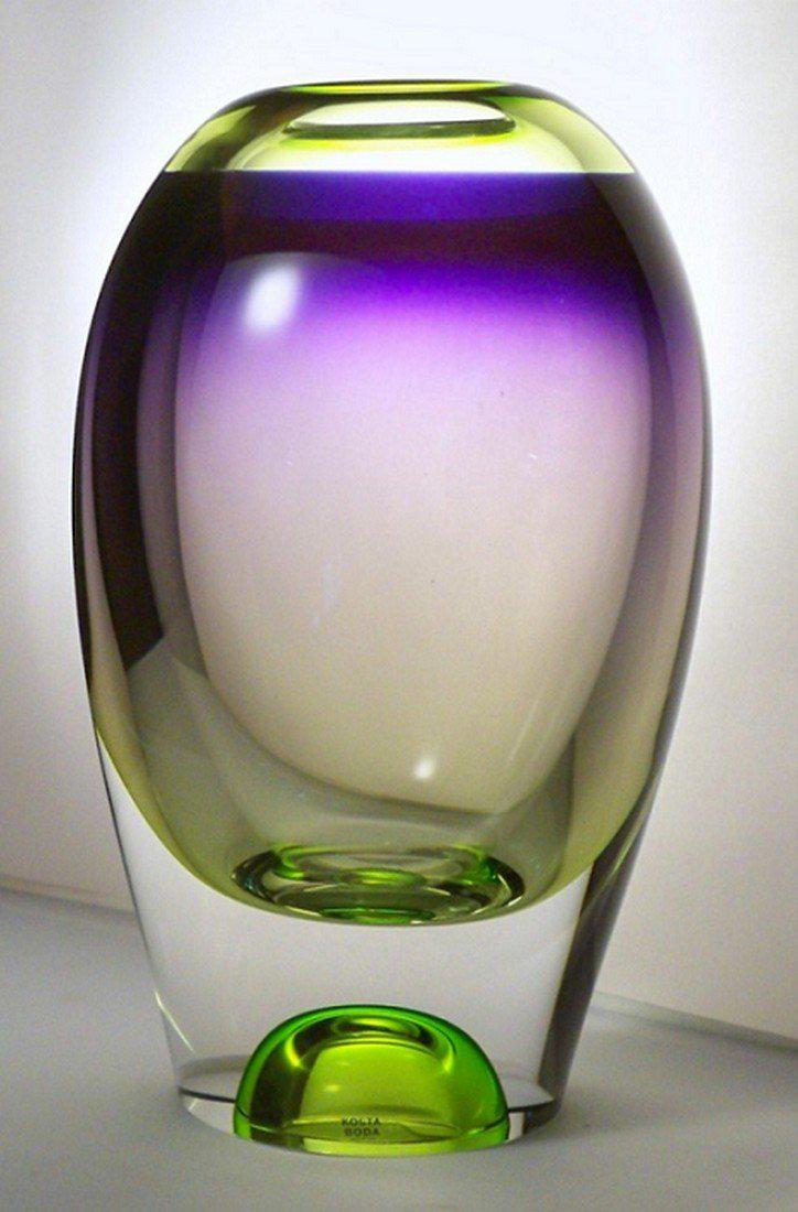 Kosta Boda - Goran Warff - vase 'Vision' Green/Purple: Title: Kosta Boda - Goran Warff - vase 'Vision' Green/Purple Date/Period: 2008 Materials: Glass Dimensions: 16 x 16 x 26 cm (L x W x H) This very nice green/purple vase was designed by Goran Warff, on