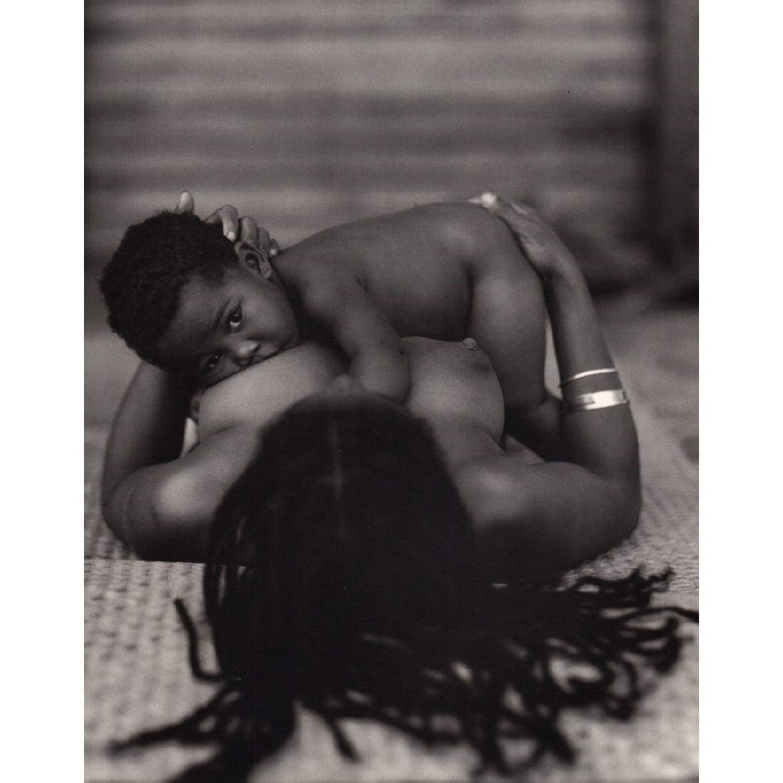 GIAN PAOLO BARBIERI - Mother with her Child, Pangalane: Artist: GIAN PAOLO BARBIERI Print Title: Mother with her Child, Pangalane Medium: Photo-engraving Printed in 1990's Printed in Italy Image Size approx: 10 x 12.5 inches Gian Paolo Barbieri (b. 1938) f
