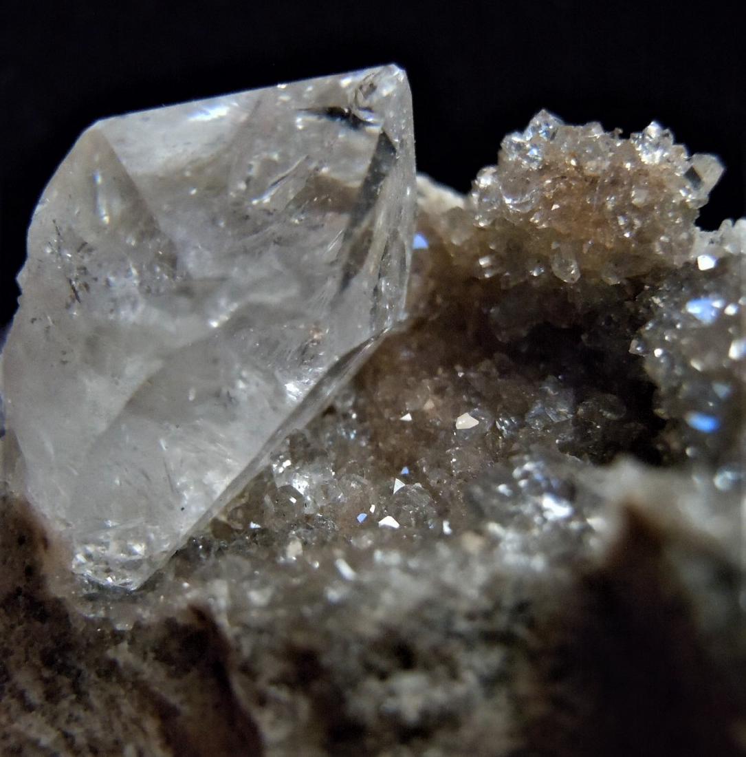 GENUINE HERKIMER DIAMOND IN MATRX: Title: GENUINE HERKIMER DIAMOND IN MATRX Origin: Crystal Grove Mine, St. Johnville, New York, USA Size: 3.5x3x1 cm / 33 gram Description: quartz var herkimer diamond in druze lined with with quartz Re