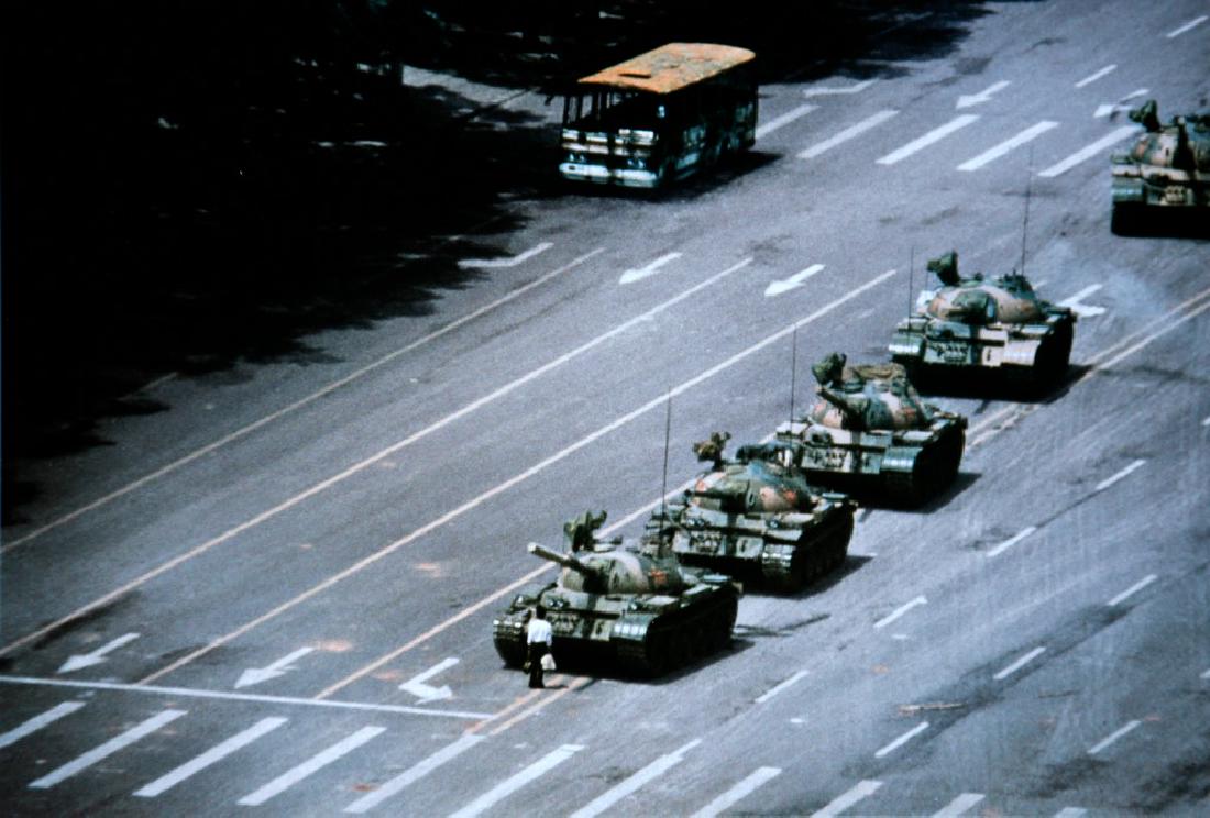 STUART FRANKLIN - Tienanmen Square. Beijing. 1989: Artist: Stuart Franklin Title: Tienanmen Square. Beijing. 1989 Date Printed: 2008 Medium: Photo Litho with Copyright Stuart Franklin / Magnum Photos Printer Location: Italy Size: 15x22 cm - 5.9x8.5 in