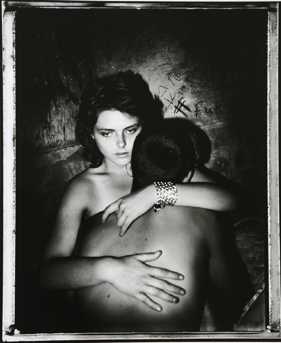 JIM GOLDBERG - Usa Hollywood 1989: Artist: Jim Goldberg Title: Usa Hollywood 1989 Date Printed: 2011 Medium: Photo-lithograph with Jim Goldberg / Magnum Photos copyright Printer Location: Printed in Italy Size: 22 x 27 cm - 8.66 x 10.6