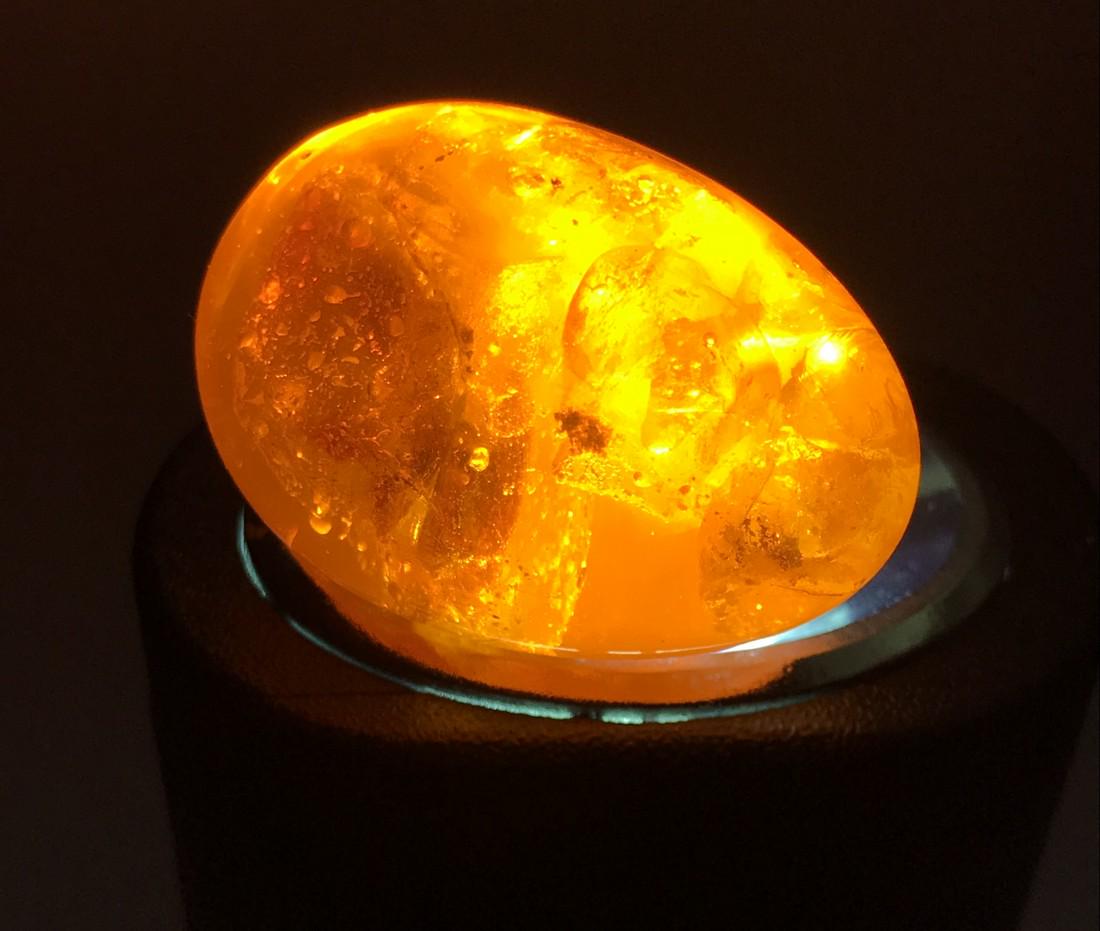 Decorative amber egg cognac 43x30mm: Title: Decorative amber egg cognac 43x30mm Gemstones: Amber Weight: 25.4 gr Size: length 43mm diameter 30mm Additional Information: Baltic amber inclusions in translucent polymeric resin Reserve: $25.