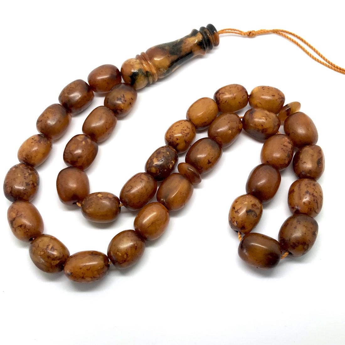 Old German Amber tesbih rosary 87gr: Title: Old German Amber tesbih rosary 87gr Gemstones: Baltic amber Weight: 87.5 gr Size: 33 big beads barrel shaped, size ±18mm in length, ±15mm in diameter. total length 60cm, imam 57mm x 16.5mm Ad