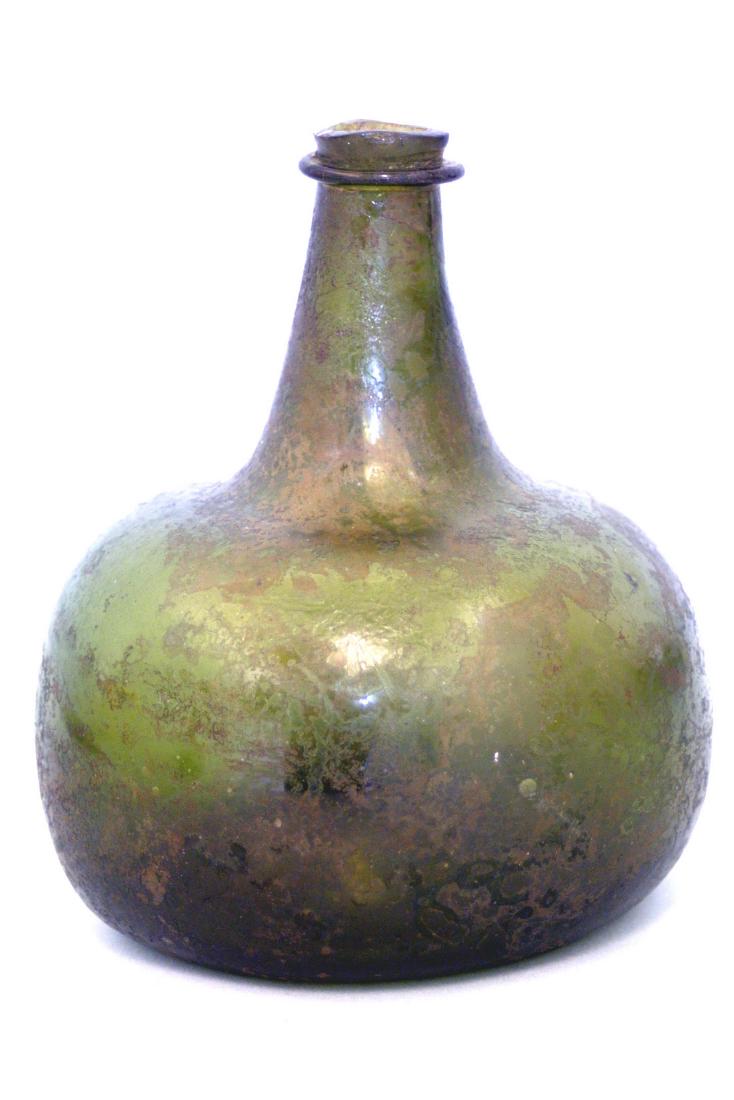 A mid 18th century english green glass mallet bottle (1 of 2)