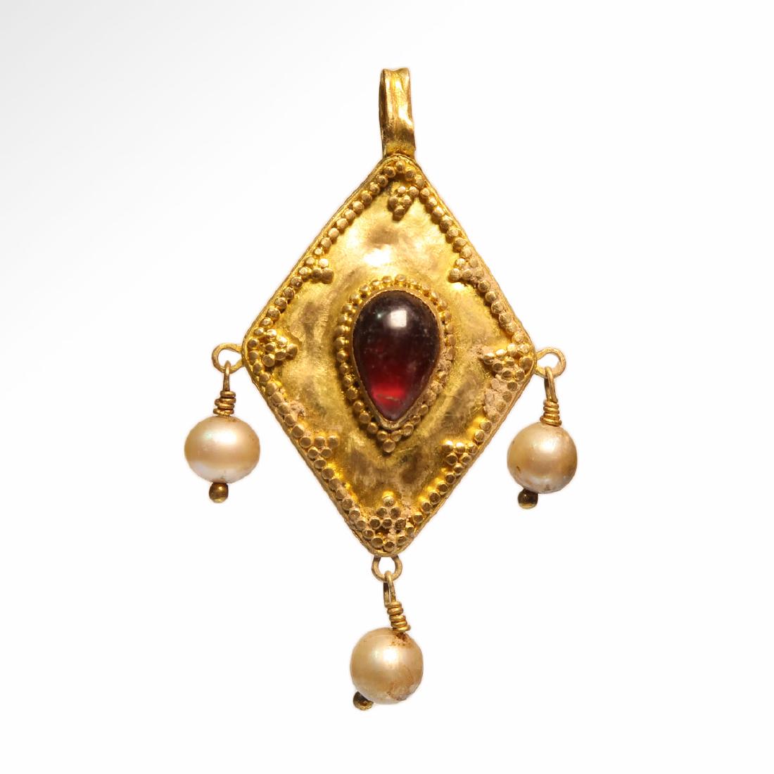 Roman Gold, Garnet and Pearls Pendant (1 of 4)
