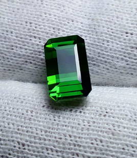 4.5 CaraTs Vivid Green Tourmaline 11X7X7: Title: 4.5 CaraTs Vivid Green Tourmaline 11X7X7 Origin: AFGHANISTAN Weight: 4.5 CARATS Size/Dimensions: 11X7X7mm Additional Information: 4.5 CaraTs Vivid Green Tourmaline 11X7X7 Reserve: $170.00 