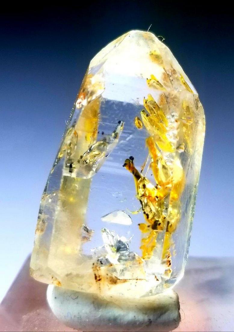46.5 Carats Petroleum Quartz Scepter - 28.5X17X12.5: Title: 46.5 Carats Petroleum Quartz Scepter - 28.5X17X12.5 Origin: AFGHANISTAN Weight: 46.5 crts Description:46.5 Carats Petroleum Quartz Scepter - 28.5X17X12.5 Reserve: $70.00 Shipping: Domestic: Fla