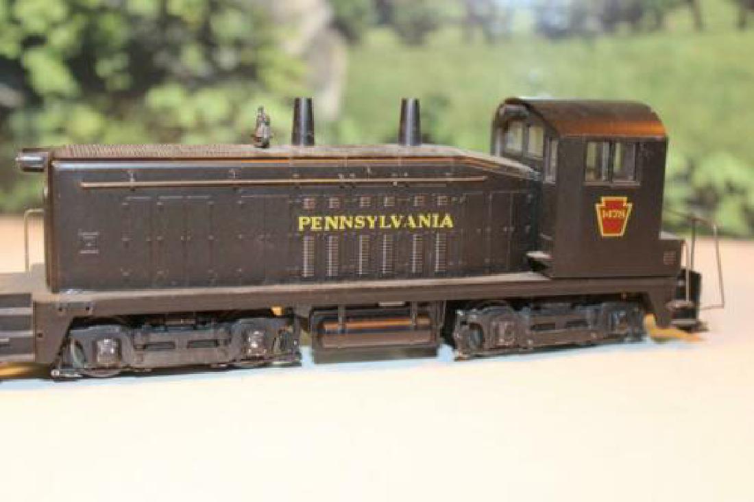 Ho Trenes-Vintage Pennsylvania NW-2 diesel-Funciona: HO TRAINS - VINTAGE PENNSYLVANIA NW-2 DIESEL- RUNS GOOD EXC- 1WC Description HO TRAINS VINTAGE PENNSYLVANIA NW-2 POWERED DIESEL KADEE STYLE COUPLERON THE BACK AND LATCH COUPLER ON THE FRONT METAL FRAM