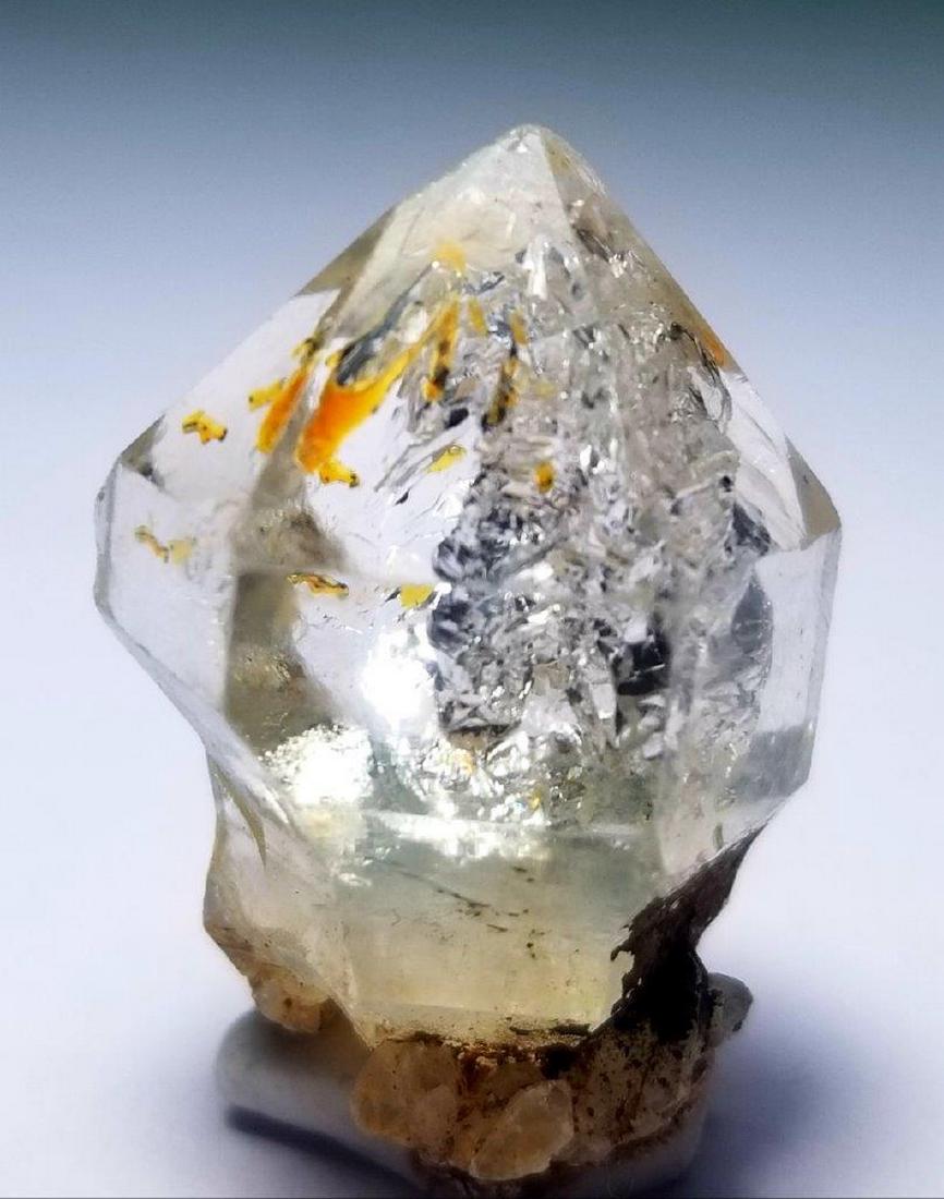 46 Carats Petroleum Quartz Scepter - 29.5X19.5X19: Title: 46 Carats Petroleum Quartz Scepter - 29.5X19.5X19 Origin: Afghanistan Description: 46 Carats Petroleum Quartz Scepter - 29.5X19.5X19 Reserve: $25.00 Shipping: Domestic: Flat-rate of $23.00 to a