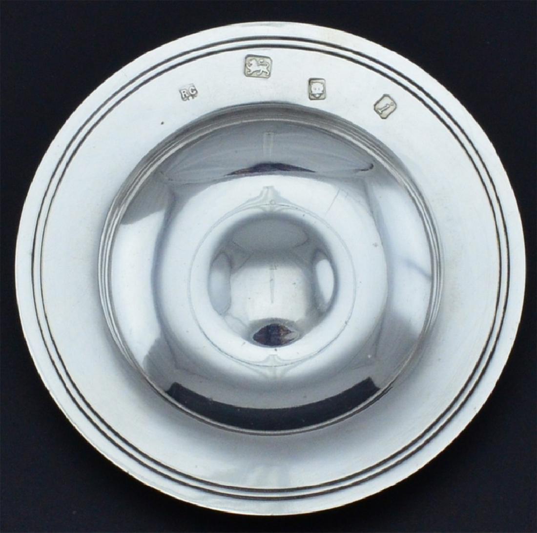 1964 British antique silver plate/ashtray Amanda style: Title: 1964 British antique silver plate/ashtray Amanda style London Maker/Designer: William Comyns & Sons Ltd (Richard Comyns)1922-1990 Origin: American Date/Period: 1964 Silver Purity: 925 Size: Dia