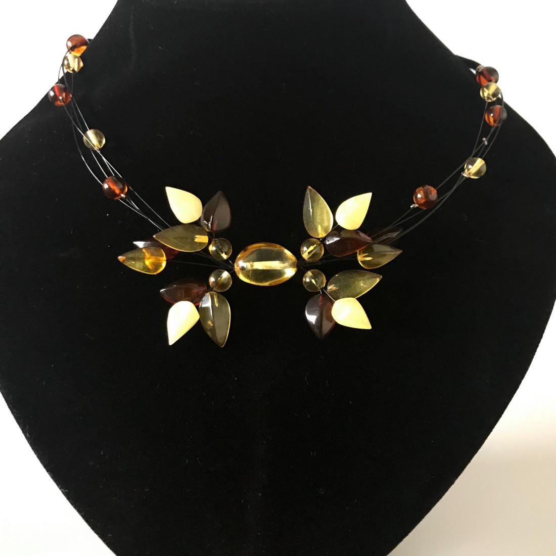 Choker necklace with cut Baltic amber: Title: Choker necklace with cut Baltic amber Gemstones: Amber Weight: 10.4 gr Size: amber cabochons Â±1 cm in length; necklace 45 cm, flower/pendant Â±7x4 cm Additional Information: large amber fl