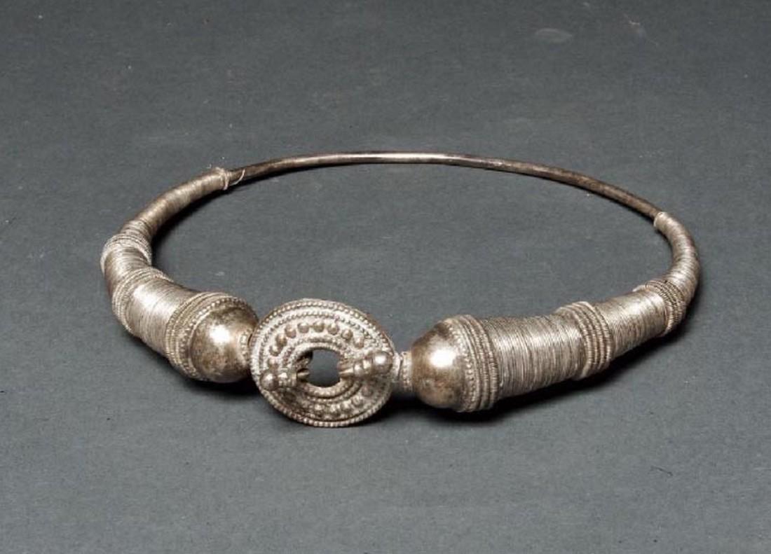 Indian Rajasthan Silver Hasli Vadho Choker: Title: Indian Rajasthan Silver Hasli Vadho Choker Date: 19th-E.20th c. Materials: silver Size: 7” dia. weight 145 grams India, Rajasthan L Reserve: $125.00 Shipping: Domestic: Flat-rate of $18.00 to